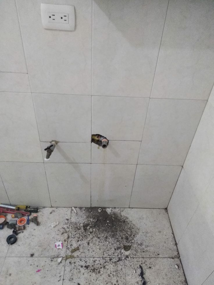 إصلاح وصلة مياه في الحائط بعد الكشف عن التسرب بالرياض